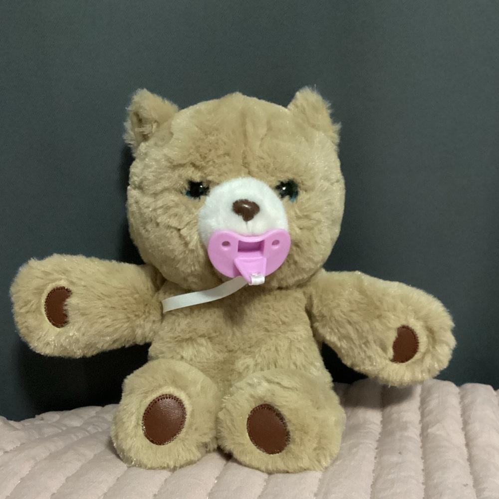 Little Live Pets Cozy Dozy has Pacifier.